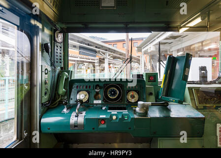 Interno della linea Fujikyuko treno, un giapponese privata linea ferroviaria nella Prefettura di Yamanashi Foto Stock