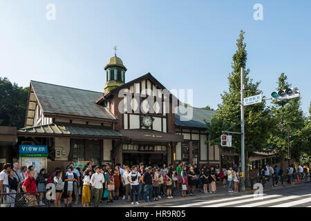 Stazione Harajuku è famosa per le sue belle, accoglienti look classico della casa europea. Stazione Harajuku è una stazione ferroviaria in Shibuya, Tokyo, Giappone, ope Foto Stock