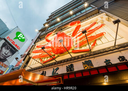 Osaka è ben noto per il suo colorato ristorante segni per le strade con i modelli del cibo offerto. Foto Stock