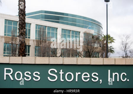 Un logo segno al di fuori della sede di Ross memorizza, Inc., a Dublino, in California, il 18 febbraio 2017. Foto Stock