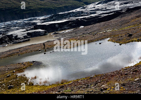 Lago di fuso sul ghiacciaio Svinafellsjokull, Islanda Foto Stock
