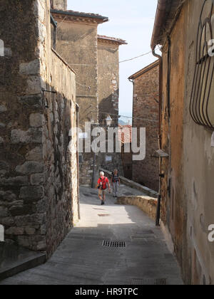 Walker in strada pedonale di Suvereto, a sud della Toscana, Italia Foto Stock