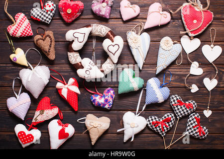 Varietà di prodotti tessili e di cuori di legno sul mercato per le vacanze. Il giorno di San Valentino Foto Stock