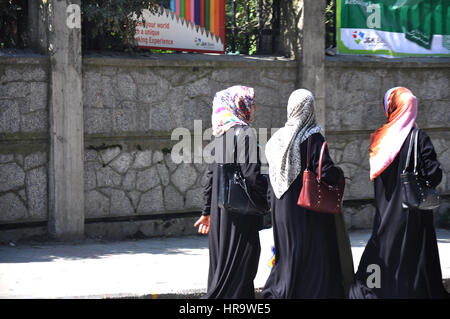 Kashmiri Women Walking, Srinagar, Kashmir India (Foto Copyright © di Saji Maramon) Foto Stock