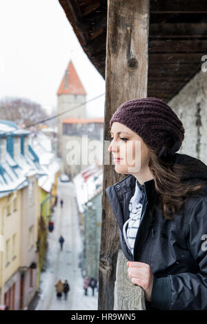 Donna guardando giù dai passaggi di alta a Tallinn in Estonia Foto Stock