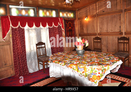 Casa gallegante in Kashmir interni decorati in legno design (Foto Copyright © di Saji Maramon) Foto Stock