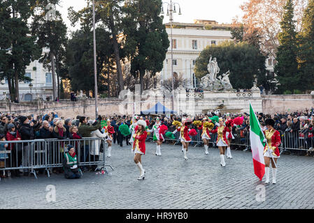 Roma, Italia - 1 Gennaio 2017: Majorettes e marching band sulle strade di riproduzione di musica nel centro storico di Roma, Italia Foto Stock