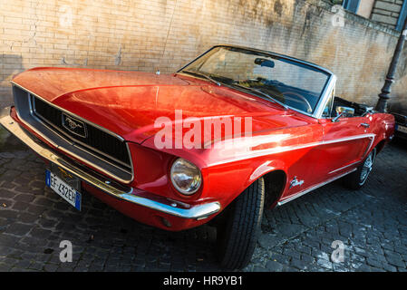 Roma, Italia - 1 Gennaio 2017: Ford Mustang Convertible rosso dell'anno 1964 parcheggiato su una strada del centro storico di Roma, Italia. Foto Stock