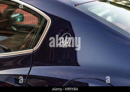 Roma, Italia - 1 Gennaio 2017: Maserati auto logo su un blu metallico scuro auto a Roma, Italia Foto Stock