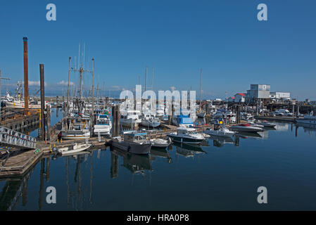 Il vivace porto peschereccio di Francese Creek vicino a Parksville sull'Isola di Vancouver in fase di sostituzione del vecchio porto di pile. Foto Stock