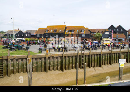 Un grande gruppo di motociclisti si radunano al trefolo di Rye, Sussex orientale Foto Stock