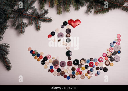 La scheda di colore bianco con un sacco di pulsanti impostati su nave per il giorno di San Valentino Foto Stock