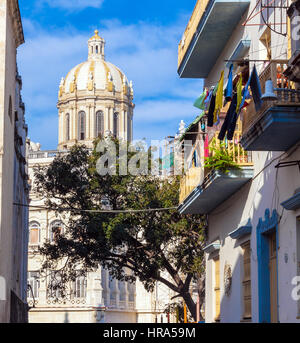 L'Avana, Cuba - Aprile 1, 2012: cubani appendere il bucato sul balcone di un vecchio edificio nel centro della città Foto Stock