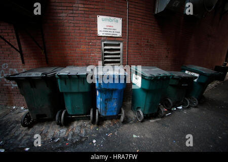 Cestino Botti Bidoni in un vicolo, centro città, Boston, Massachusetts Foto Stock