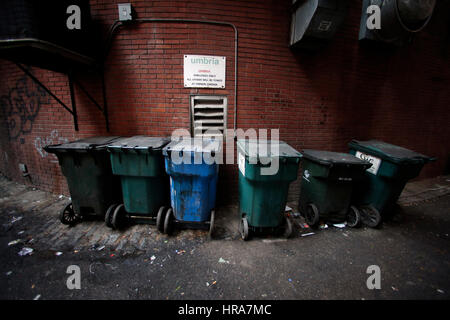 Cestino Botti Bidoni in un vicolo, centro città, Boston, Massachusetts Foto Stock