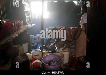 Le donne nella preparazione degli alimenti nelle cucine dell'orfanotrofio, kibera baraccopoli, Nairobi, Kenya, Africa orientale Foto Stock