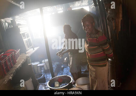 Le donne nella preparazione degli alimenti nelle cucine dell'orfanotrofio, kibera baraccopoli, Nairobi, Kenya, Africa orientale Foto Stock
