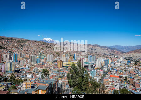 Vista panoramica di La Paz con Illimani Montagna - La Paz in Bolivia Foto Stock
