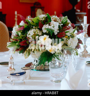 Una tabella con un vaso di fiori. Foto Stock