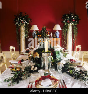 Una sala da pranzo con ghirlande su pilastri. Foto Stock