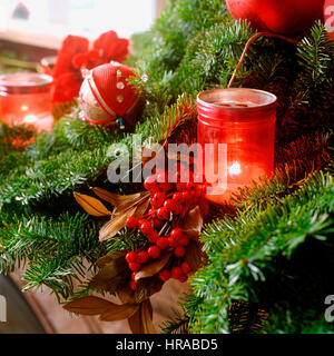 Le candele e le decorazioni di Natale. Foto Stock