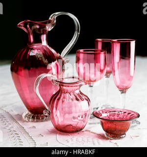 Articoli in vetro rosso. Foto Stock