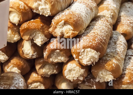 Cannoli con crema Foto Stock