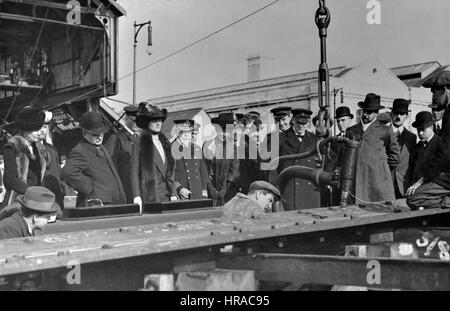 Winston Churchill e altri dignitari in visita di lavoratori presso un cantiere navale 1920 Foto Stock