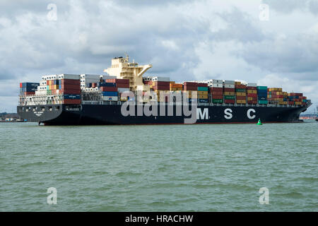 MSC nave portacontainer Albany arrivando a Southampton il 28 Febbraio 2017 da Tangeri frequentato da due barche rimorchiatore Foto Stock