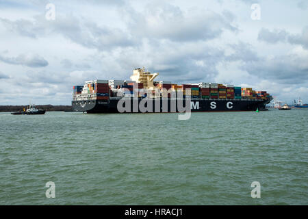 MSC nave portacontainer Albany arrivando a Southampton il 28 Febbraio 2017 da Tangeri frequentato da due barche rimorchiatore Foto Stock