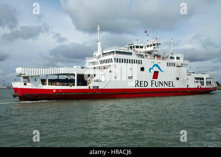 Imbuto Rosso traghetto per auto, Red Falcon, arrivando a Town Quay, Southampton da Cowes, Isola di Wight Foto Stock