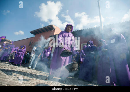 Processione durante la semana santa in Antigua, Sacatepequez, Guatemala nel 2012. Foto Stock