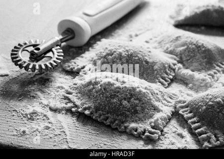 Dettaglio della preparazione di ravioli fatti in casa con una ruota per pasticceria in Italia Foto Stock