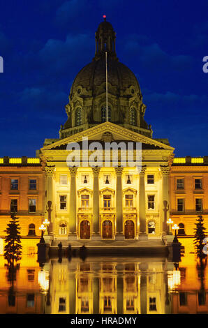 Alberta edificio legislatore e riflettendo la piscina di Edmonton, Alberta, Canada Foto Stock