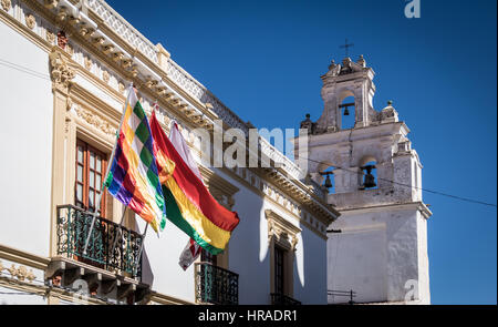 Chiesa e torre Wiphala e bandiere Bolivia - Sucre, Bolivia Foto Stock