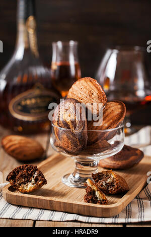 In casa in marmo bianco e nero madeleines cookie Foto Stock