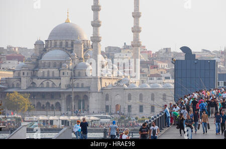 Vista attraverso il Ponte di Galata con i taxi in primo piano e la nuova moschea IN BACKGROUND,GOLDEN HORN, Istanbul TURCHIA Foto Stock