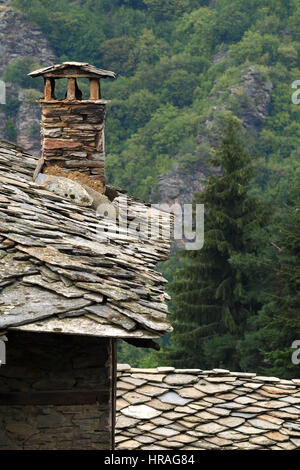 Camino di una vecchia casa rurale beautifful nel villaggio di montagna di Kovachevitsa,Bulgaria Foto Stock