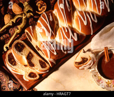 Frutta e il dado della treccia di pane Foto Stock