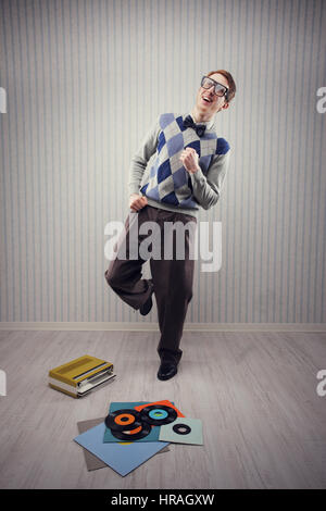 Nerd studente gode ballare da soli Foto Stock