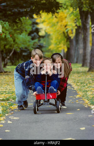 Bambini che giocano con carro Foto Stock