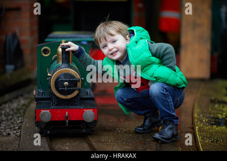 Bambino gioca con una miniatura del treno a vapore a Crewe Heritage Centre, Cheshire est, vicino a Stoke-on-Trent, Inghilterra, Regno Unito. Foto Stock