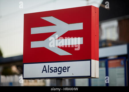 Alsager stazione ferroviaria BR segno doppia freccia logo in East Cheshire, Inghilterra, Regno Unito. Foto Stock