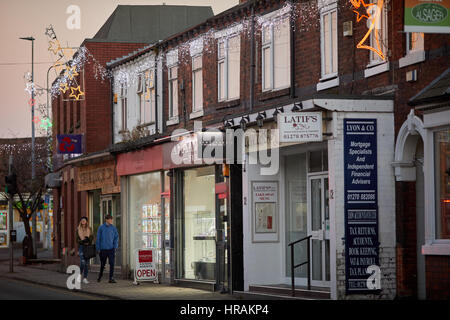Tramonto a Alsager negozi del villaggio sulla strada di Crewe- Lawton Road East Cheshire, Inghilterra, Regno Unito. Foto Stock