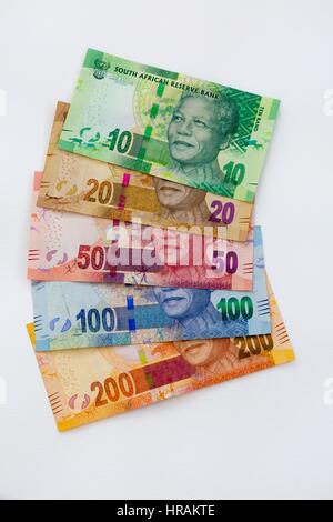 South African moneta - Rands - banconote di vari tagli su sfondo bianco Foto Stock