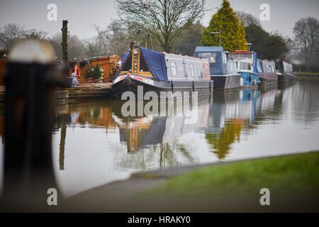 Inverno sunrise bloccare 57 posti barca fluviale Trent e Mersey canal in Alsager Cheshire est vicino a Stoke-on-Trent Foto Stock