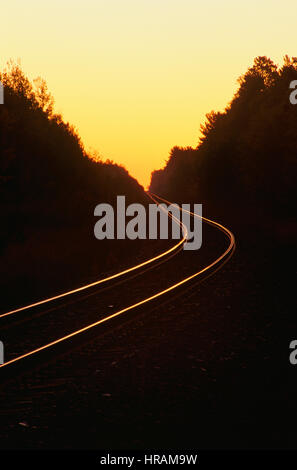 Ferrovia Via illuminata dal sole che sorge Foto Stock