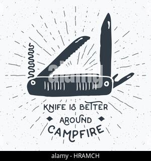 Etichetta vintage, disegnati a mano tasca multifunzione coltello, grunge textured escursionismo e attrezzature per il campeggio attrezzo, retrò badge o T-shirt design tipografia wi Illustrazione Vettoriale