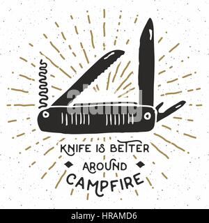 Etichetta vintage, disegnati a mano tasca multifunzione coltello, grunge textured escursionismo e attrezzature per il campeggio attrezzo, retrò badge o T-shirt design tipografia wi Illustrazione Vettoriale
