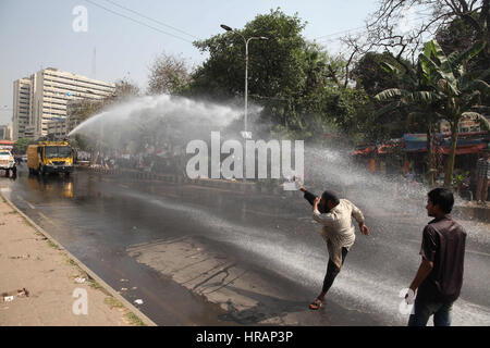 Dacca in Bangladesh. 28 Feb, 2017. L'uso di polizia un acqua canon e strappare la shell su manifestanti durante una mezza giornata di sciopero contro il gas aumento tariffario a Dhaka, nel Bangladesh, 28 febbraio 2017. Credito: ZUMA Press, Inc./Alamy Live News Foto Stock